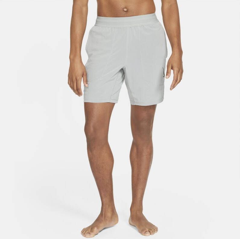 Nike Yoga Dri FIT Herenshorts Grijs