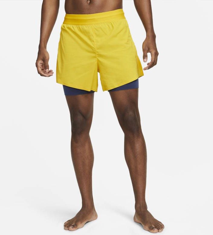 Nike Yoga Herenshorts voor hot yoga Geel