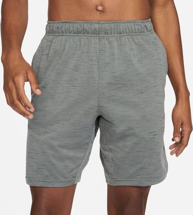 Nike Yoga Dri FIT Herenshorts Grijs